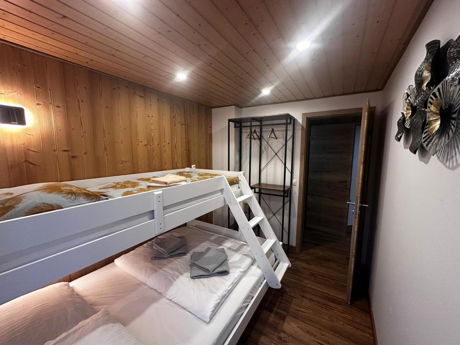 Les Chalets Bambi & Jacuzzi Privatif Ла-Бресс Номер фото