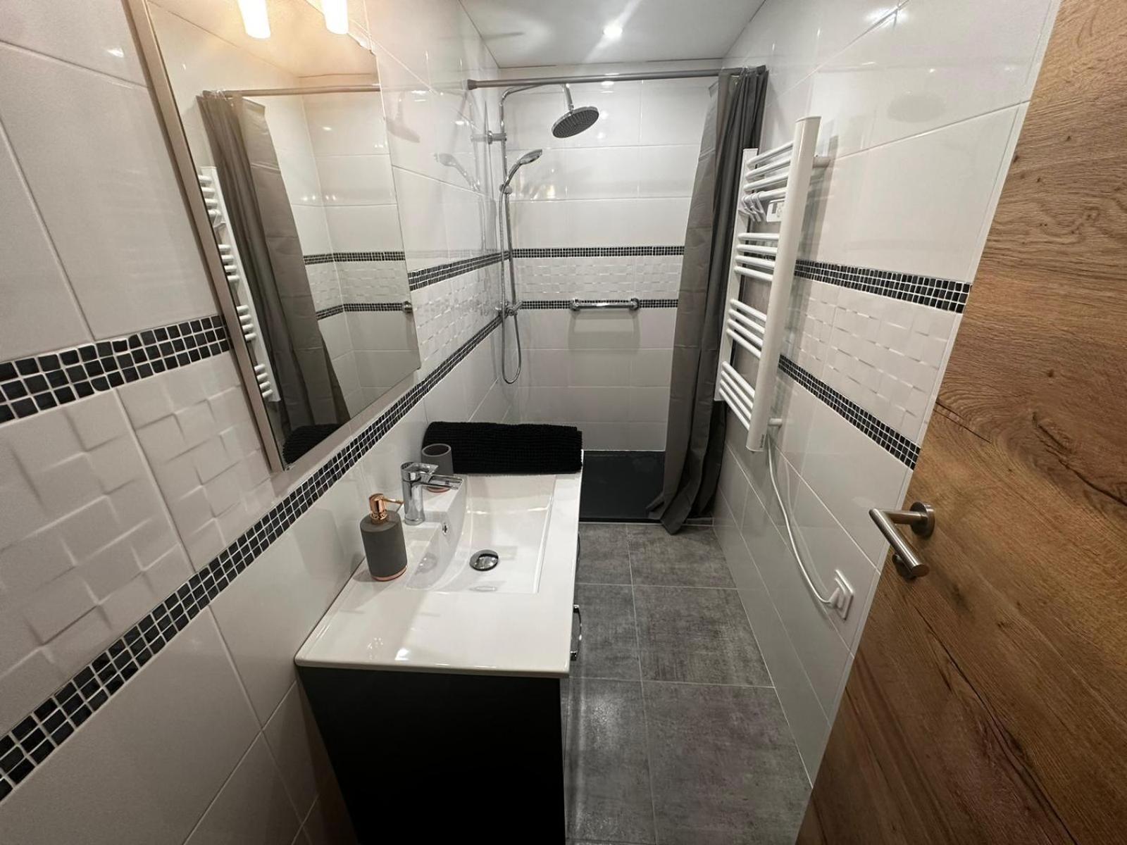 Les Chalets Bambi & Jacuzzi Privatif Ла-Бресс Номер фото